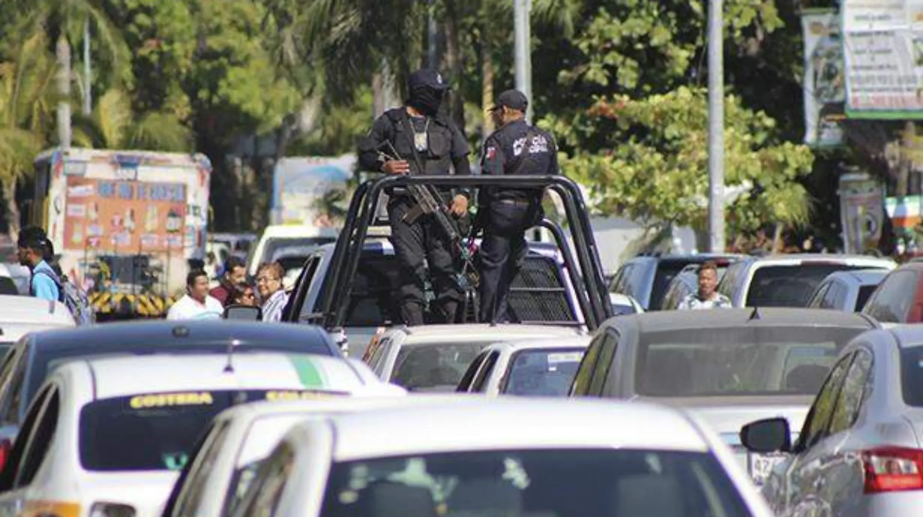 Acapulco - rondines de policías en la franja turistica